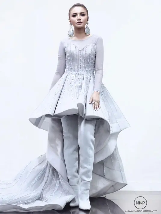 Meski tubuhnya mungil, Rossa selalu berhasil membuat dirinya terlihat lebih jenjang. Ia menyiasatinya dengan memilih model dan warna busana yang pas untuknya. (Instagram/itsrossa910)