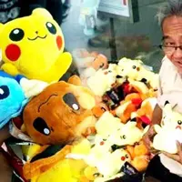 Uncle David menjual boneka-boneka pokemon ini untuk menghidupi dirinya dan putra semata wayangnya. (Foto: freemalaysiatoday.com)