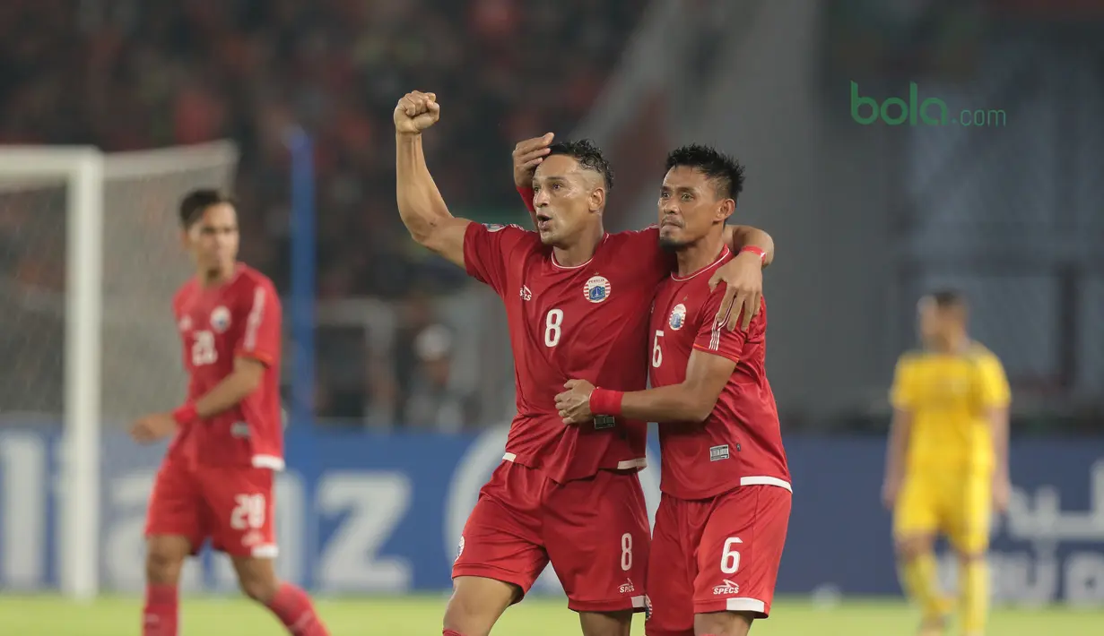 Addison Oliveira (kiri) dan Maman Abdurahman merayakan gol ke gawang Song Lam Nghe An FC pada laga Piala AFC 2018 di Stadion Utama GBK, Senayan, Jakarta, (13/3/2018). Persija Jakarta menang 1-0. (Bola.com/Nick Hanoatubun)