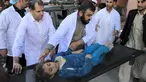 Seorang anak korban gempa dievakuasi petugas, Jalalabad, Afghanistan, Senin (26/10/2015). Sekitar 43 orang dipastikan tewas akibat lindu berkekuatan 7,5 skala Richter tersebut. (REUTERS/Parwiz)