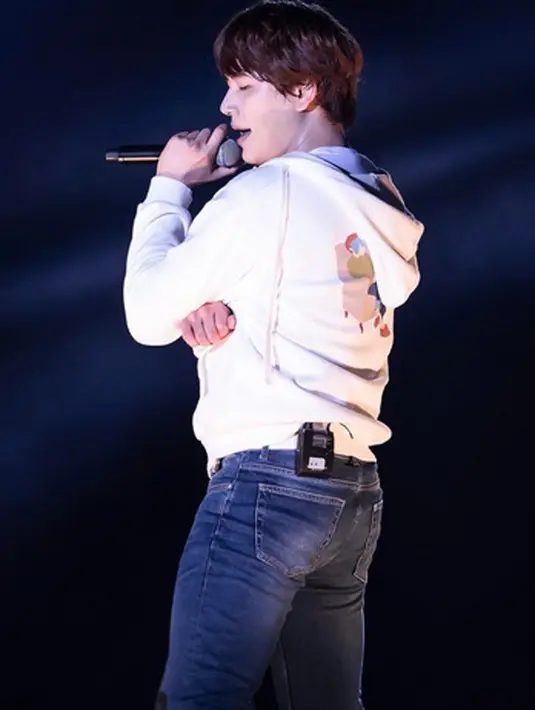 Dilihat dalam sebuah video online, para fans menyambut kedatangan Kyuhyun di pusat pelatihan itu. Mereka ingin melihat idolanya yang akan meninggalkan mereka selama dua tahun ke depan. (Instagram/kyuhyunsj)