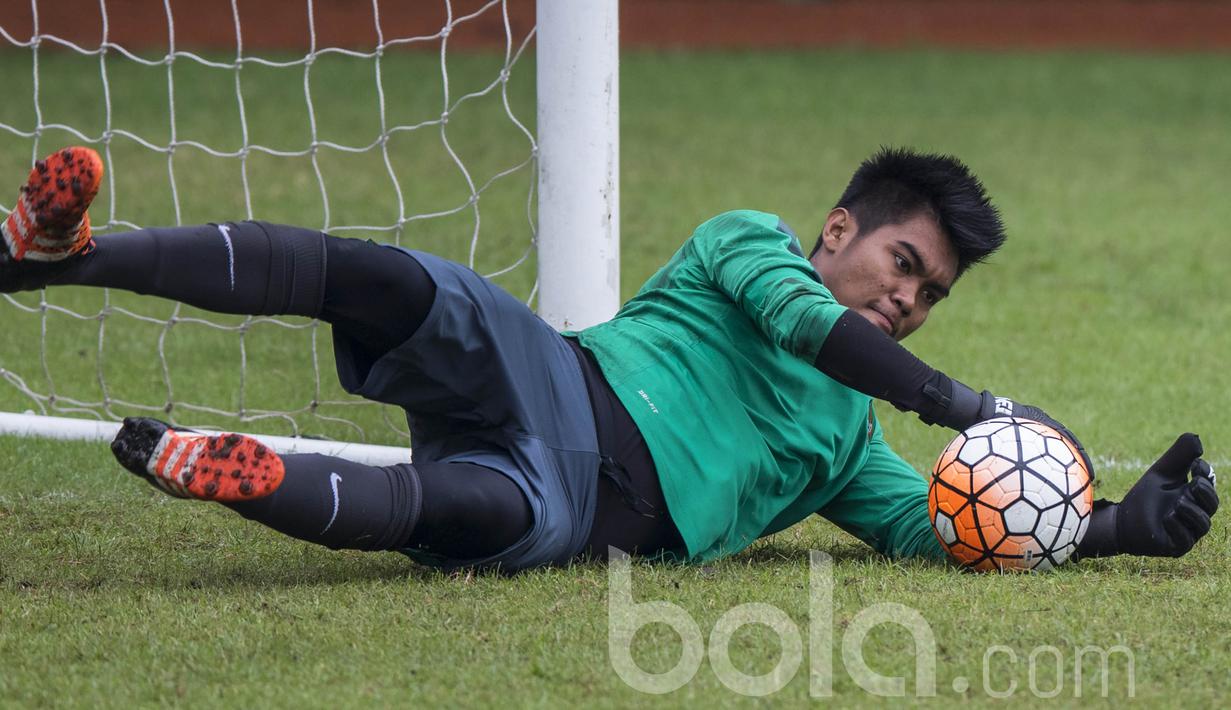 4. Kurniawan Kartika Ajie akan menjadi pilihan utama di bawah mistar gawang Timnas Indonesia U-22. Pemain Persiba Balikpapan ini tampil impresif sepanjang babak penyisihan grup. (Bola.com/Vitalis Yogi Trisna)