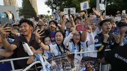 Para penggemar berbondong-bondong datang ke semua kesempatan untuk melihat bintang Argentina itu sejak tim tiba di China. Kerumunan besar orang yang berebut untuk berfoto dan meneriakkan namanya. (AP Photo/Ng Han Guan)