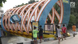 Anak-anak bermain di sekitar Jembatan Ketupat di Jalan Gajah Mada, Petojo, Jakarta, Kamis (8/8/2019). Jembatan Ketupat memiliki bentang 12,5 meter dan lebar 2,5 meter dengan waktu pengerjaan selama 45 hari. (Liputan6.com/Helmi Fithriansyah)