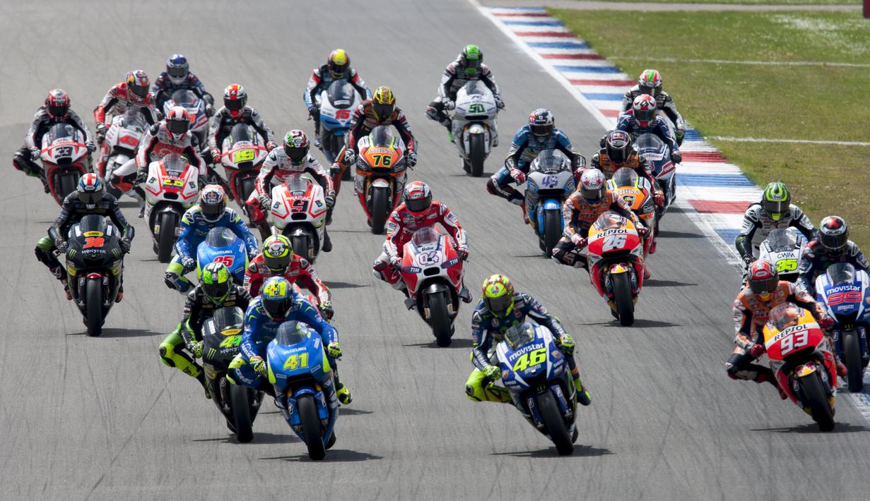 Valentino Rossi sudah memimpin lomba sejak start. (Reuters)