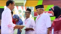 Jokowi bagikan sertifikat tanah di Bangka Tengah. Dok: Setkab