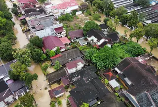 Beberapa akses vital di tiga provinsi utama: Aceh, Sumatera Utara, dan Sumatera Barat putus. Tampak foto udara menunjukkan permukiman yang terendam banjir di Medan, Sumatera Utara, Jumat 28 November 2025. (AP Photo/Binsar Bakkara)