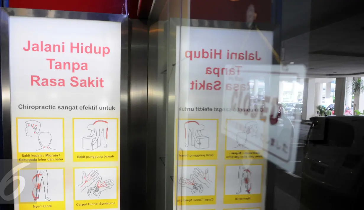 Suasana di depan Klinik Chiropractic First, Pondok Indah, Jakarta, Kamis(7/1/2016). Klinik tersebut tutup setelah ada laporan dari keluarga korban tentang malapraktik yang dilakukan Klinik Chiropractic First (Liputan6.com/Helmi Afandi)