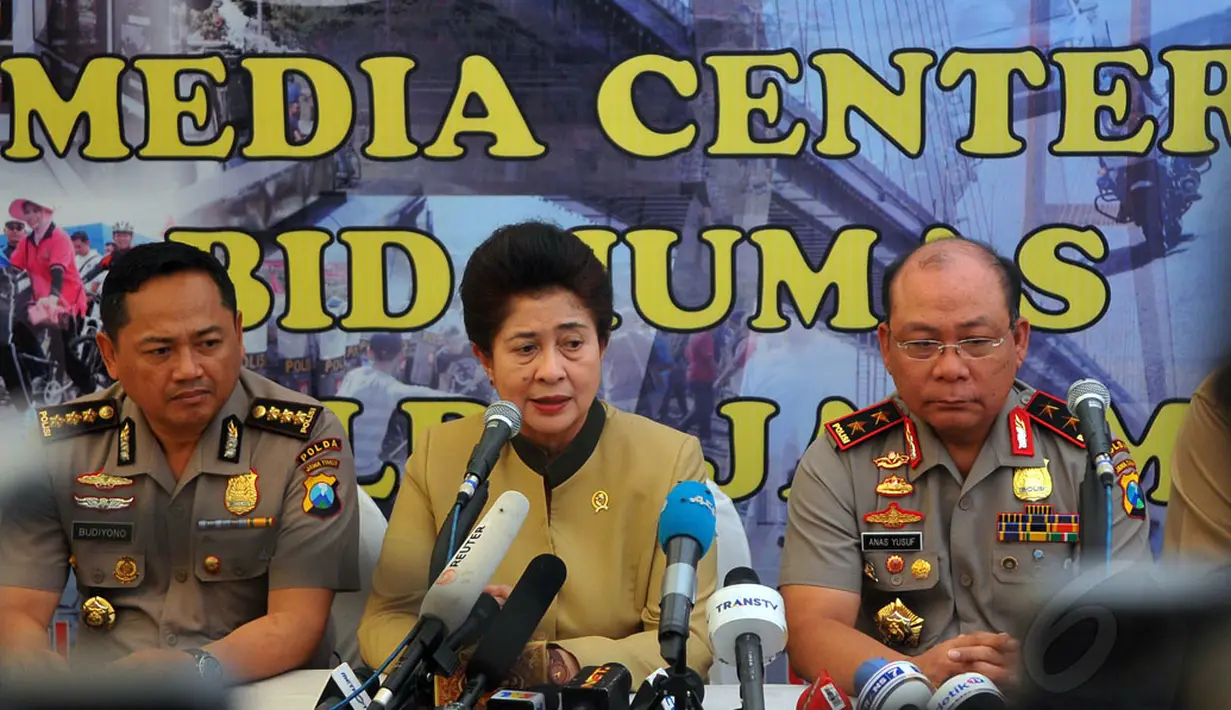 Menteri Kesehatan RI, Nila F Moeloek (tengah) memberikan keterangan pers di Posko Crisis Center di Mapolda Jawa Timur, Surabaya, Sabtu (3/1/2015). Kedatangan Nina Moeloek untuk bertemu dengan keluarga korban. (Liputan6.com/Johan Tallo)