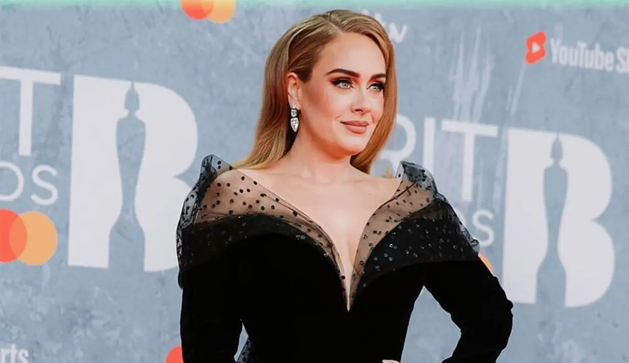 Adele tampil pertama kali red carpet setelah vakum lima tahun di BRIT Awards 2022. Penampilannya yang elegan berhasil mencuri perhatian warganet. (instagram/brits)