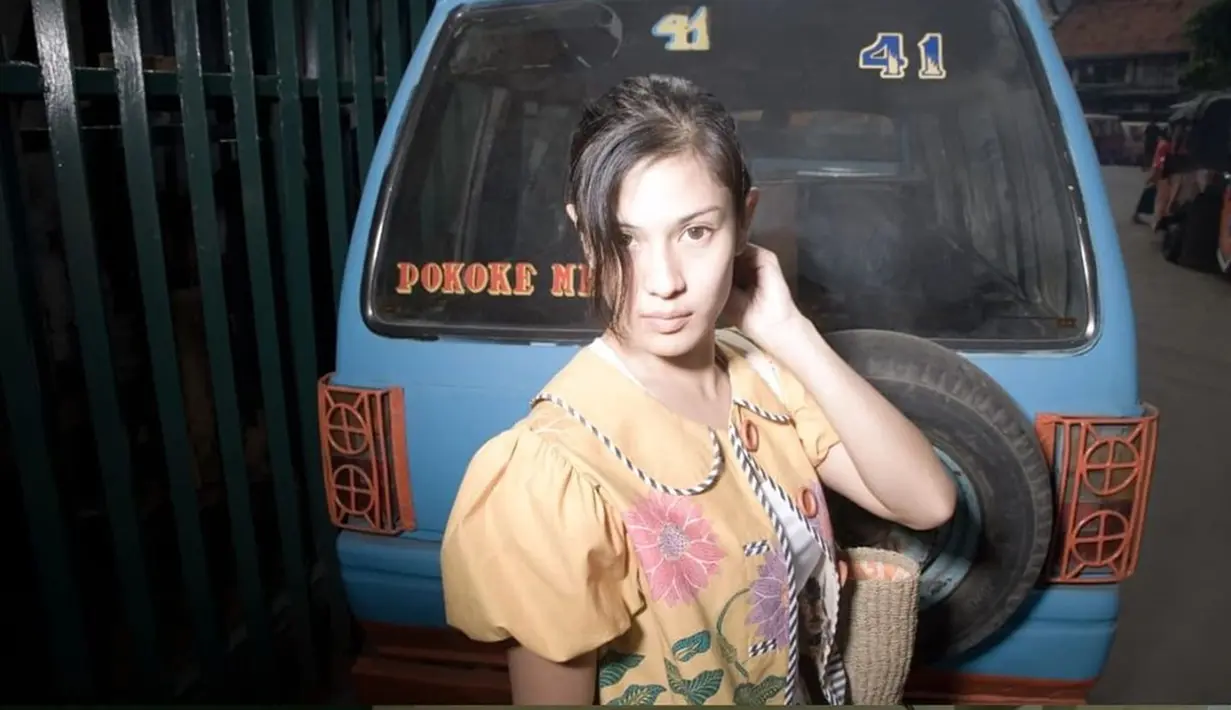 Pada unggahan terbaru, pemeran Cinta dalam film Ada Apa Dengan Cinta? itu tampak menunjukkan potret lawasnya saat mengenakan batik dalam model daster. Dian memakainya sebagai baju sehari-hari yang nyaman dipakai kapan pun dan di mana saja. (Liputan6.com/IG/@therealdisastr)