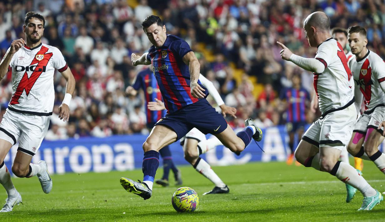 Pemain Barcelona, Robert Lewandowski, melepaskan tendangan saat melawan Rayo Vallecano pada laga Liga Spanyol di Stadion Vallecas, Kamis (27/04/2023). Gol-gol Rayo Vallecano dicetak oleh Alvaro Garcia dan Fran Garcia. Sementara gol balasan Barcelona dicetak Robert Lewandowski. (AP Photo/Pablo Garcia)