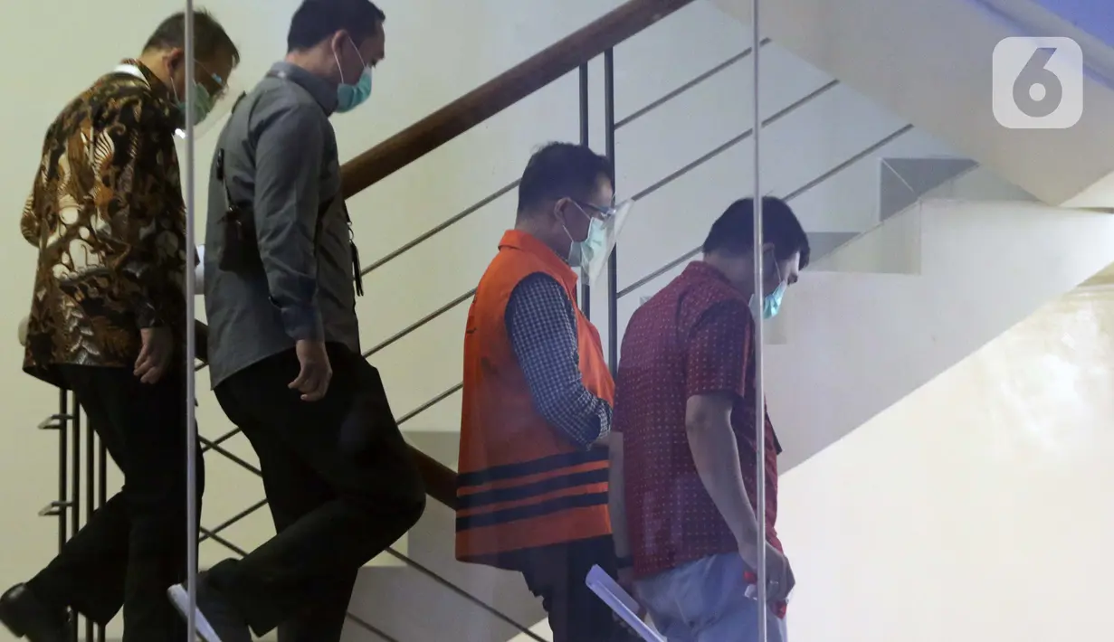 Mantan Menteri Sosial, Juliari P Batubara berjalan meninggalkan Gedung KPK usai menjalani pemeriksaan, Jakarta, Jumat (5/3/2021). Juliari Batubara diperiksa sebagai tersangka suap pengadaan paket bantuan sosial penanganan COVID-19 untuk wilayah Jabodetabek 2020. (Liputan6.com/Helmi Fithriansyah)