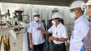 (ki-ka) Direktur Utama Pupuk Kaltim Rahmad Pribadi, Direktur Keuangan dan Umum Qomaruzzaman, dan Direktur Operasi dan Produksi Hanggara Patrianta meninjau kesiapan produksi oksigen di kawasan pabrik Pupuk Kaltim, Jumat (09/07/2021). (Liputan6.com/HO/PKT)