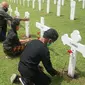 Oorlogsgravenstichting Indonesie atau Yayasan Makam Kehormatan Belanda di Indonesia menggelar peringatan bersama mengenang korban perang di kompleks Ereveld Pandu, Kota Bandung, pada Selasa (10/11/2020). (Liputan6.com/Huyogo Simbolon)