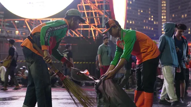 Petugas Kebersihan Gerak Cepat Bereskan Sampah Sisa Perayaan Tahun Baru