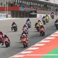 Para pembalap saat melakukan start di kelas utama MotoGP pada balapan MotoGP Portugal 2024 di Sirkuit Internasional Algarve, Portimao, Portugal, Minggu (24/3/2024) malam WIB. (AFP/Patricia De Melo Moreira)