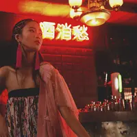 Sambut tahun baru imlek dengan deretan paduan fashion yang penuh aksi.