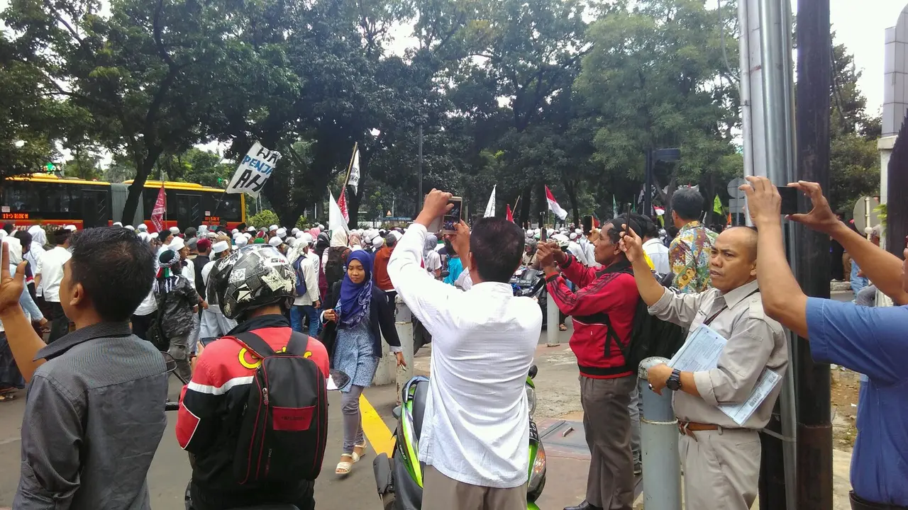Aksi FPI di Sudirman Jadi Objek Foto Warga