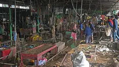 Para pedagang membersihkan lumpur dan puing-puing di sebuah pasar sayur di daerah yang terkena dampak banjir setelah hujan lebat di Kathmandu pada tanggal 29 September 2024. (PRAKASH MATHEMA/AFP)