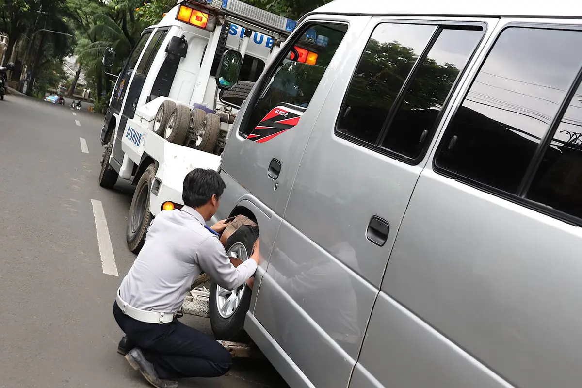 Nekat Parkir Sembarangan, Mobil-mobil di Tebet Diderek Petugas