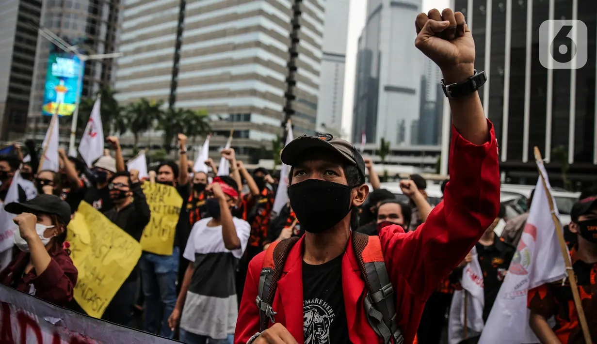 Massa yang tergabung dalam Gerakan Mahasiswa Jakarta Bersatu melakukan aksi unjuk rasa di depan gedung Kementerian Pendidikan dan Kebudayaan, Jakarta, Kamis (2/7/2020). Mereka menuntut adanya keringanan uang tunggal kuliah (UKT) sebesar 50 persen di tengah pandemi. (Liputan6.com/Faizal Fanani)