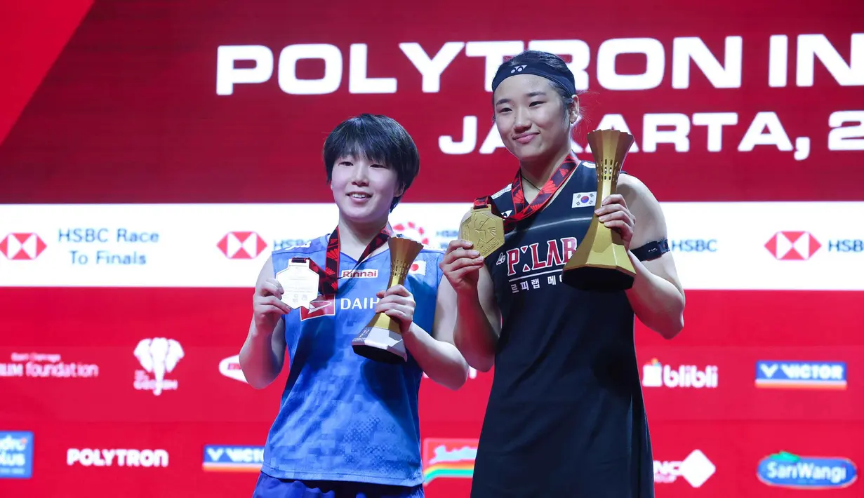 Tunggal putri Korea Selatan, An Se Young (kanan) bersama Akane Yamaguchi berada di podium juara turnamen bulutangkis Indonesia Open 2026 di Istora Gelora Bung Karno, Senayan, Jakarta, Minggu (7/6/2026). (Bola.com/M Iqbal Ichsan)