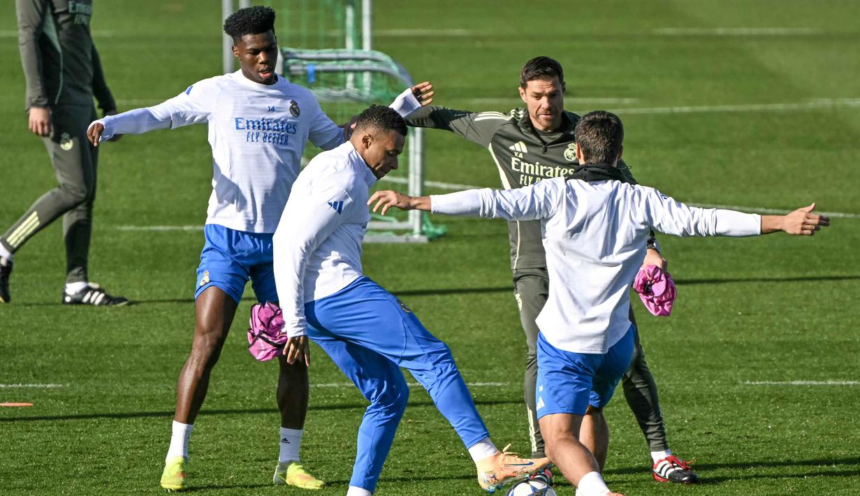 Seperti diketahui, Real Madrid selalu memiliki reputasi besar di Eropa. Tampak dalam foto, penyerang Real Madrid asal Prancis, Kylian Mbappe (kedua dari kiri) dan gelandang Real Madrid asal Prancis, Aurelien Tchouameni (kiri) berlatih jelang matchday 5 league phase Liga Champions 2025/2026 melawan Olympiakos FC di Real Madrid Sports City, Valdebebas, pada Selasa 25 November 2025. (Javier SORIANO/AFP)