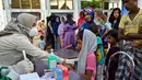 Kegiatan pelayanan pemeriksaan kesehatan tersebut rutin dilakukan Rumah Sakit Pendidikan Universitas Syiah Kuala terhadap pengungsi Rohingya di Balai Meseuraya Aceh (BMA) setiap Senin dan Kamis selama Januari 2024. (CHAIDEER MAHYUDDIN/AFP)