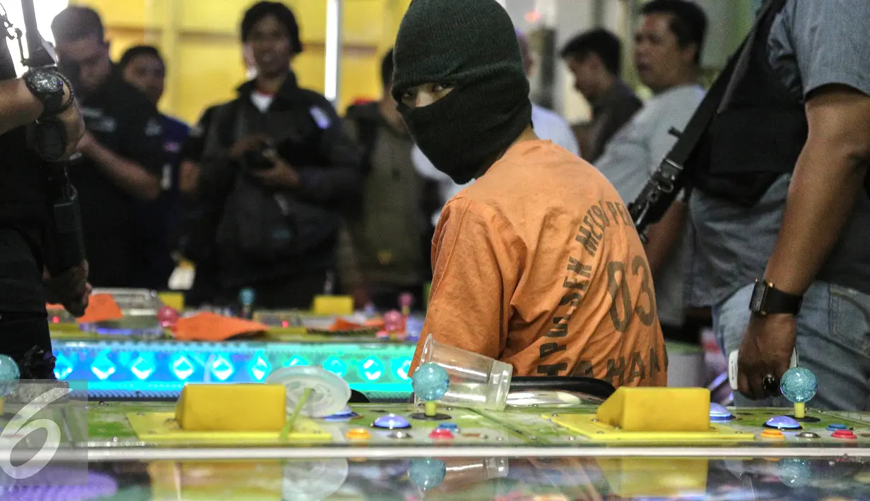Polsek Penjaringan rilis tersangka penyelengara judi ikan di kawasan Penjagalan, Jakarta, Senin (3/8/2015). Petugas mengamankan tersangka dengan barang bukti berupa dua set permainan judi (Liputan6.com/Faizal Fanani)