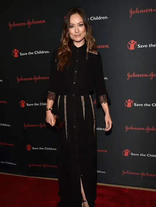 Wilde dan Jason tidak terlihat lelah seperti orang tua yang kurang tidur lantaran bangun tengah malam bersama si buah hati. Nampak santai dengan melangkah di tepi jalan sambil merasakan udara segar. (AFP/Bintang.com)