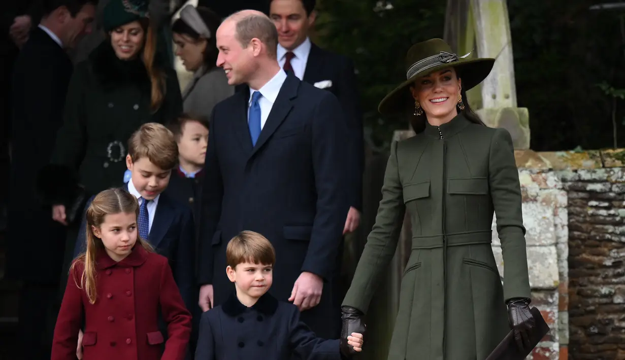 <p>Kate Middleton, Pangeran William, dan ketiga anaknya, Pangeran Louis, Putri Charlotte, dan Pangeran George usai kebaktian Natal di Sandringham, Norfolk, Inggris di Sandringham, Norfolk, Inggris pada 25 Desember 2022. (AFP/Daniel Leal)</p>