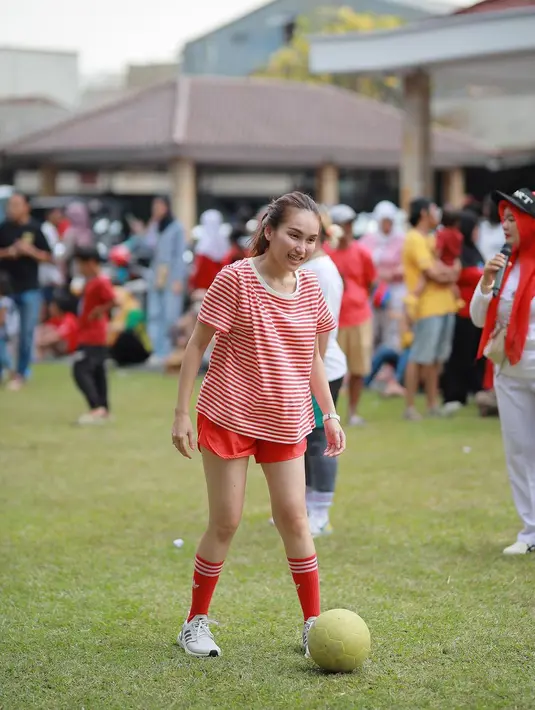 Penampilan Ayu bermain bola itu menjadi sorotan. Banyak yang memuji perempuan seorang anak itu tampil cantik meski tanpa riasan. [Instagram/ayutingting92]