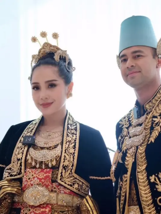 Mengenang pernikahan 17 Oktober 2014 lalu, Raffi Ahmad dan Nagita Slavina merayakannya dengan kembali menjadi pengantin dengan pakaian khas Jawa dari Redberry Wedding. [@erniaredberry]
