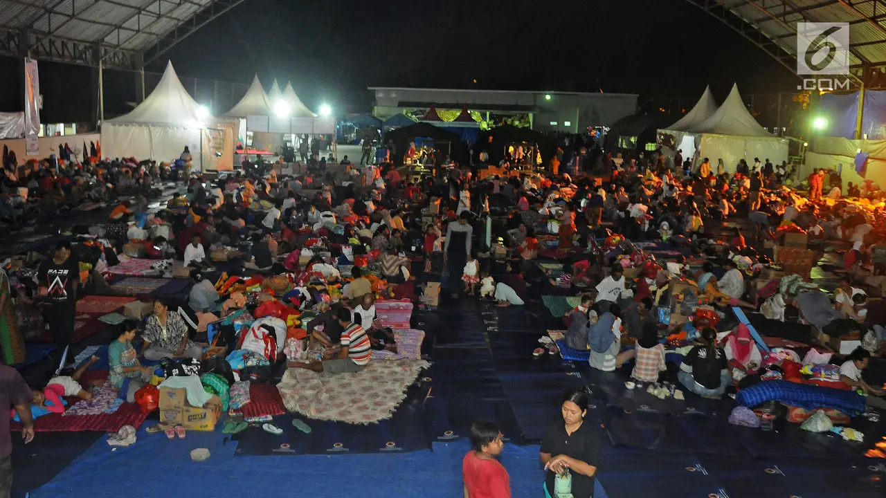 Pengungsi Terdampak Tsunami Selat Sunda di Lapangan Tenis Indoor Kalianda