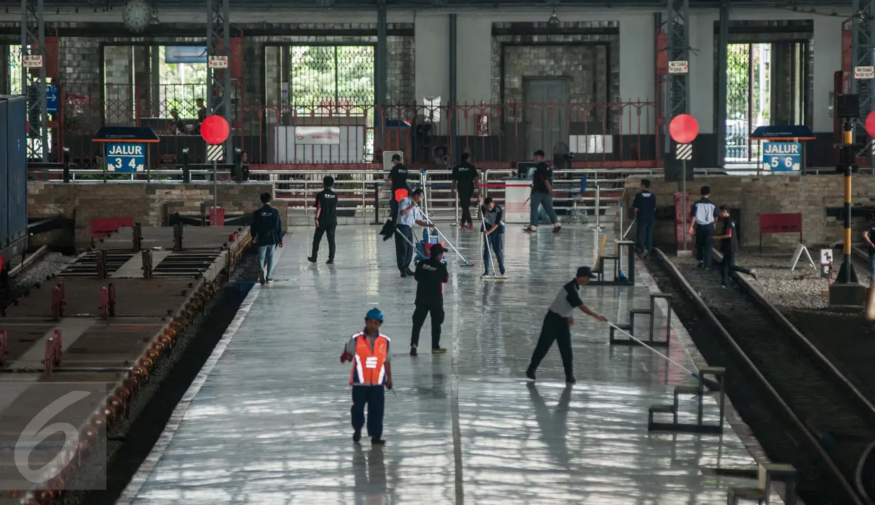 Sejumlah petugas bersama komunitas Pecinta Kereta Api RD One membersihkan lantai di sekitaran Stasiun Tanjung Priok, Jakarta Utara, Kamis (6/4). (Liputan6.com/Gempur M. Surya)