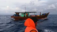 Proses penyelamatan tiga awak kapal yang terombang-ambing di laut berlangsung dramatis karena petugas SAR terhalang badai. (Liputan6.com/Ahmad Akbar Fua)