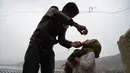 Petugas memberikan vaksin polio kepada seorang anak di Kabul, Afghanistan, Senin (28/2). Di masa lalu, kelompok militan menolak kampanye polio karena dianggap sebagai persekongkolan untuk memandulkan Muslim. (AFP PHOTO / SHAH Marai)