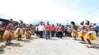 Kepala BNPB Doni Monardo dan rombongan disambut upacara adat di Bumi Kenambai Umbai, Sentani, Jayapura, Selasa (3/9/2019). (Dok Badan Nasional Penanggulangan Bencana/BNPB)
