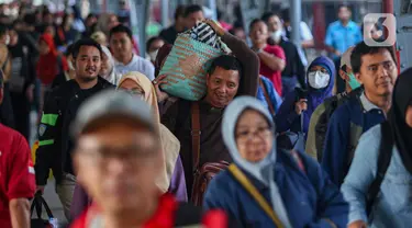 Sejumlah pemudik dengan kereta api setibanya di Stasiun Pasar Senen, Sabtu (13/4/2024). (Liputan6.com/Angga Yuniar)