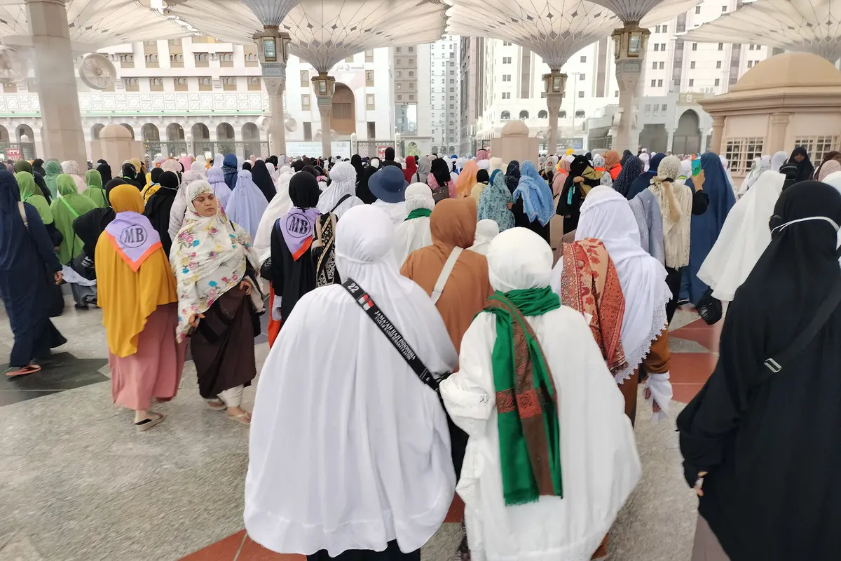 Potret jemaah haji Indonesia saling bergandengan saat menuju ke Masjid Nabawi, Madinah atau pulang ke hotel. Mereka saling menjaga, terutama kepada jemaah lansia