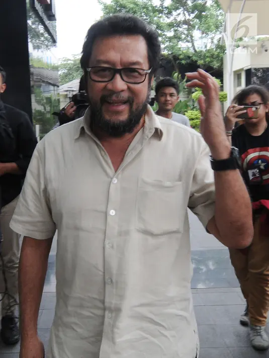 Politikus Partai Golkar Yorrys Raweyai tiba memenuhi panggilan penyidik KPK, Jakarta, Senin (14/5).  Yorrys diperiksa sebagai saksi untuk tersangka Anggota Komisi I DPR dari Fraksi Golkar, Fayakhun Andriadi. (Merdeka.com/Dwi Narwoko)