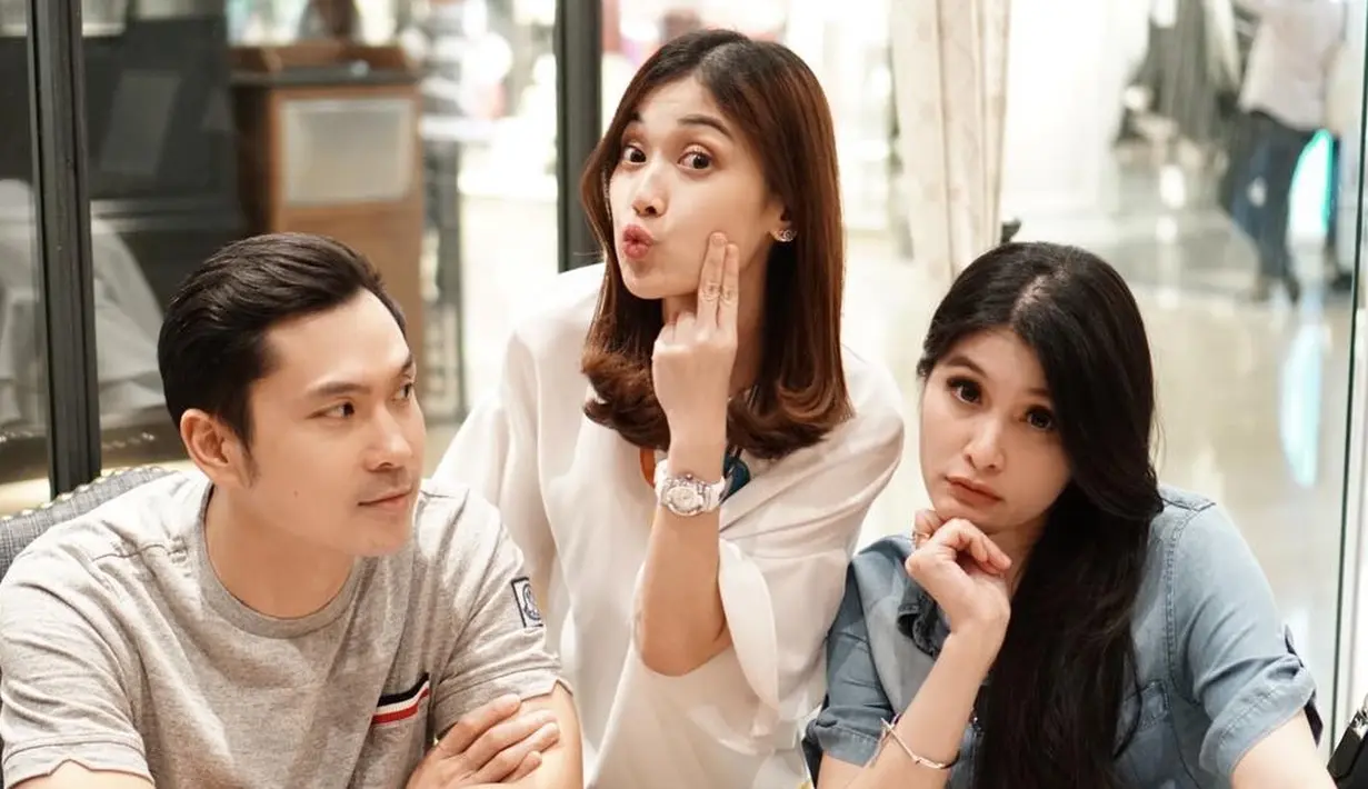Sandra Dewi punya adik yang cantik menawan, Kartka Dewi. Adik dari Sandra Dewi ini bekerja di salah satu televisi nasional Indonesia. (Foto: instagram.com/sandradewi88)