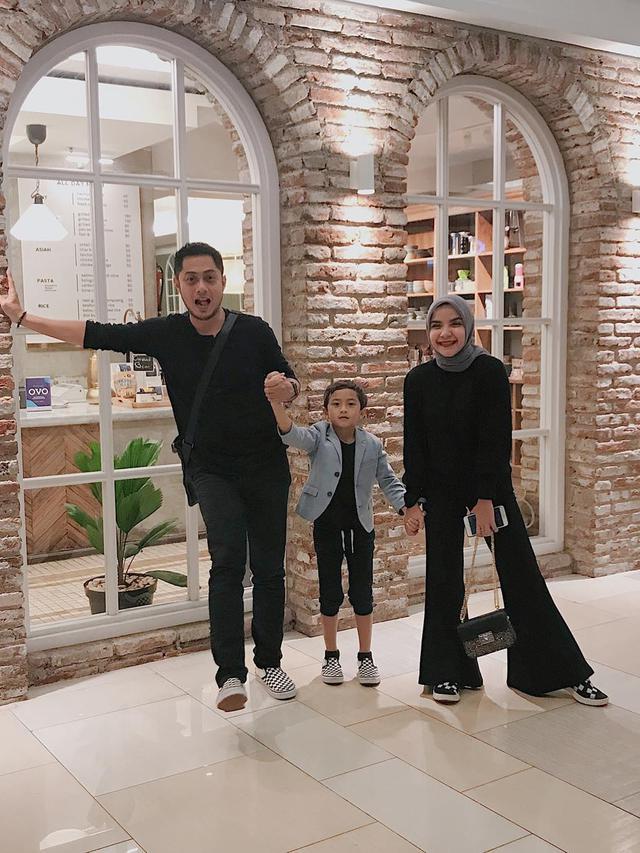 6 Potret Harmonis Keluarga Ferry Ardiansyah dan Tasya Nurmedina, Manis Banget