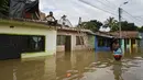 Banjir melanda kawasan Cali di Kolombia, Selasa (16/5). Kolombia tetap waspada karena hujan lebat yang berlangsung sejak Maret, telah menyebabkan 389 orang terbunuh. (AFP PHOTO / LUIS ROBAYO)