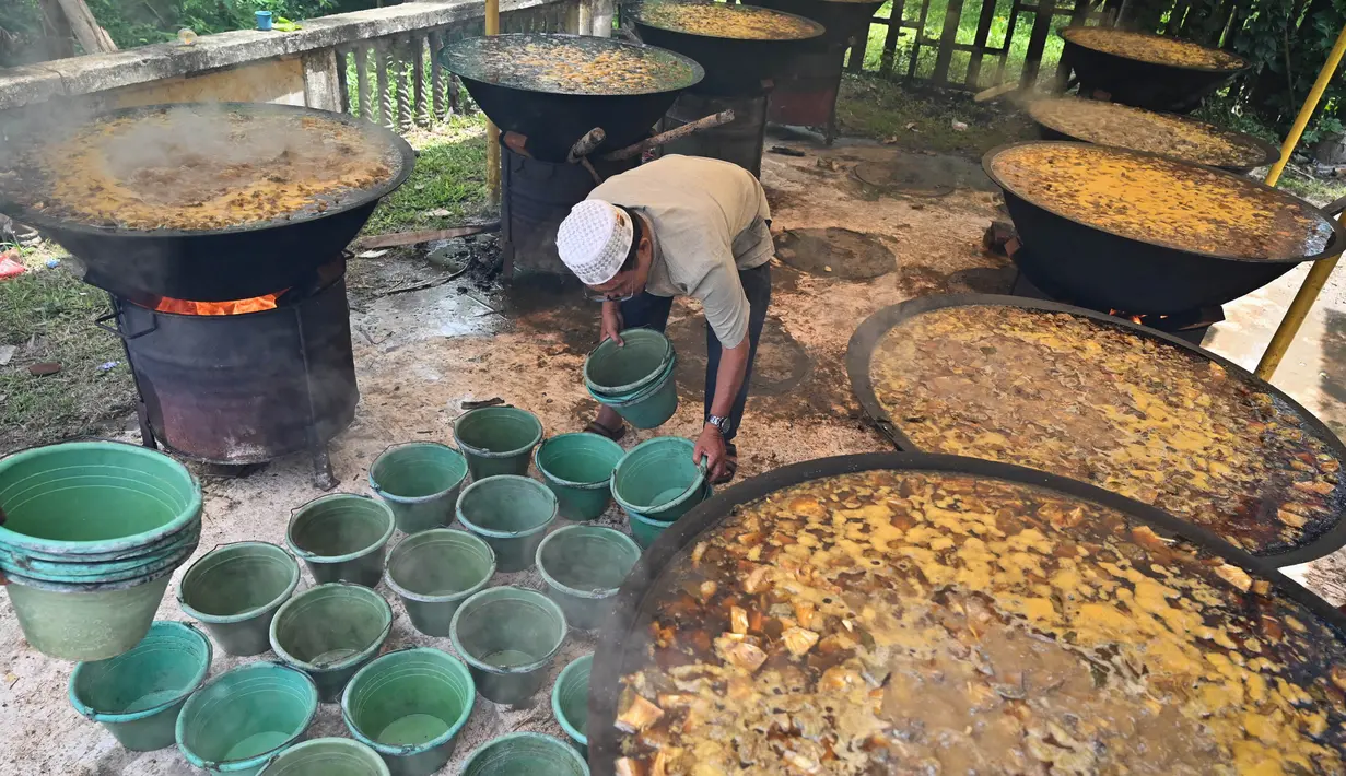 Rata-rata 500 orang akan menerima pembagian masakan kari tradisional ini. (Chaideer Mahyuddin/AFP)