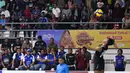 Pemain Timnas Voli Thailand, Anurak Phanram melakukan servis ke arah pemain Timnas Voli Indonesia pada laga putaran pertama SEA V League 2023 di Padepokan Voli Jenderal Polisi Kunarto, Bogor, Minggu (23/07/2023). (Bola.com/Bagaskara Lazuardi)