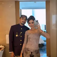 Kakak ipar Mahani, Nindy Pricilia juga mengenakan kebaya warna ungu brokat berpayet dipadukan inner bustier serta kain bawahan coklat batik. [@nindypricilia]
