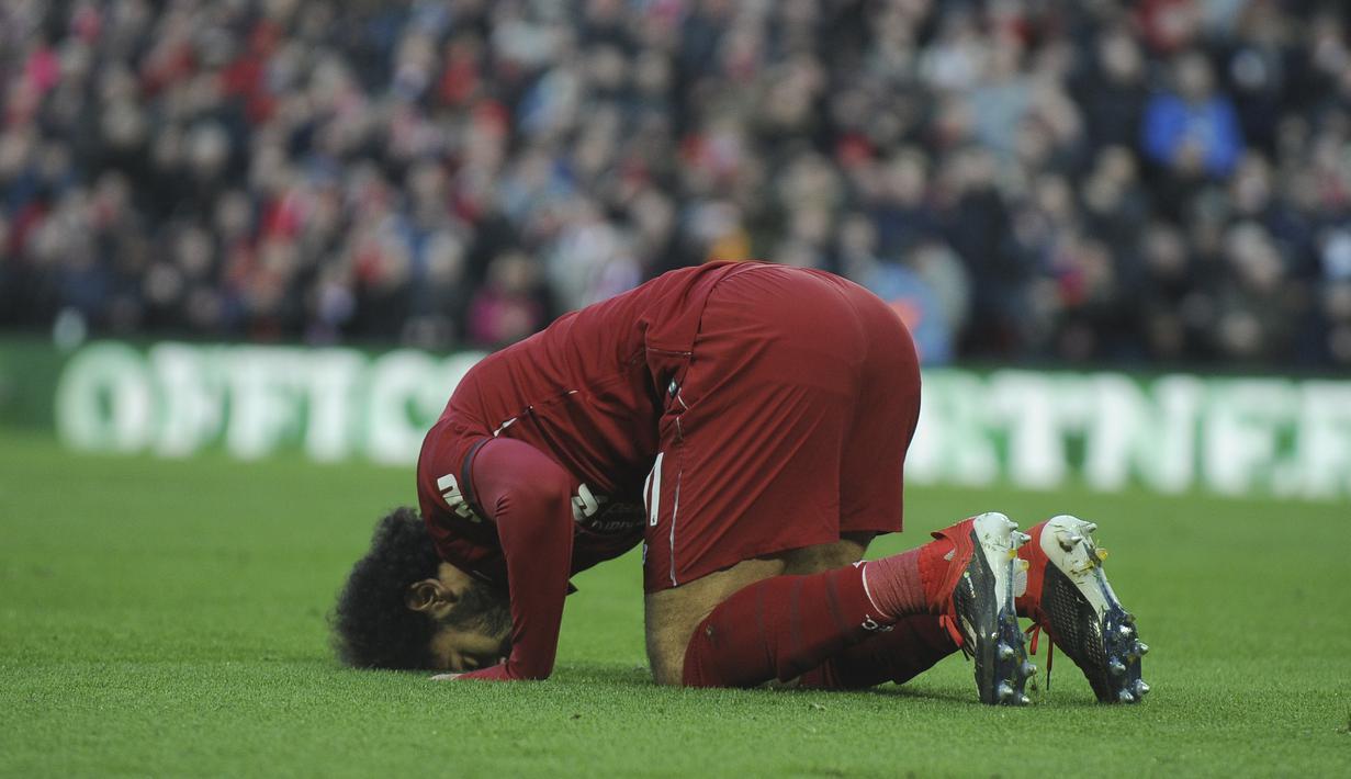 Penyerang Liverpool, Mohamed Salah, melakukan selebrasi sujud syukur usai membobol gawang AFC Bournemouth pada laga Premier League di Stadion Anfield, Sabtu (9/2). Liverpool menang 3-0 atas AFC Bournemouth. (AP/Rui Vieira)