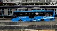 Bus melintasi Halte Transjakarta Harmoni yang ditutup, Jakarta, Kamis (9/3/2023). Halte Sentral Transjakarta Harmoni direlokasi sementara sejak 4 Maret 2023. (Liputan6.com/Johan Tallo)